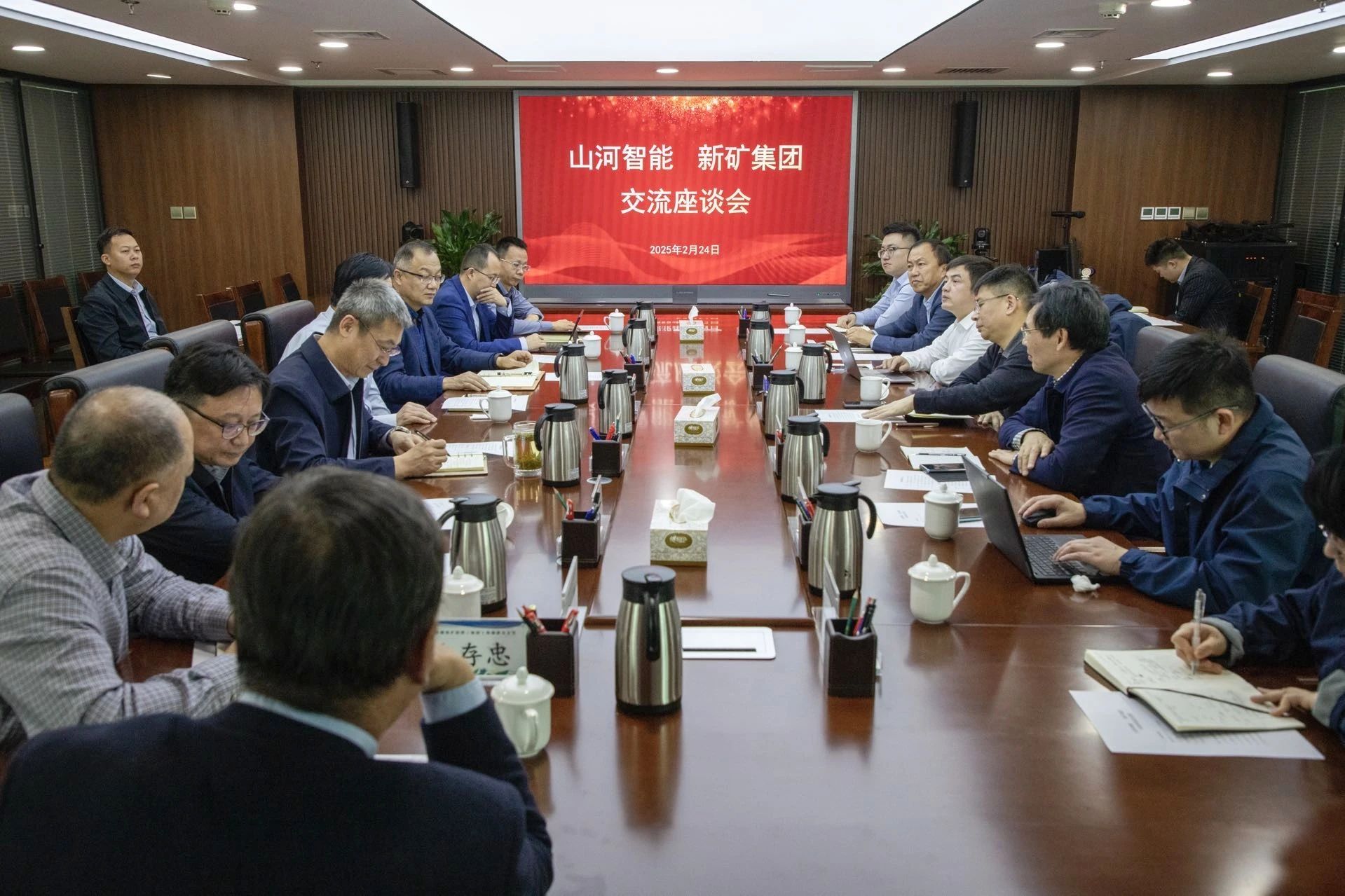 共筑智慧礦山，山河智能董事長付向東率隊(duì)赴新疆拜訪新礦集團(tuán)、八鋼礦業(yè)