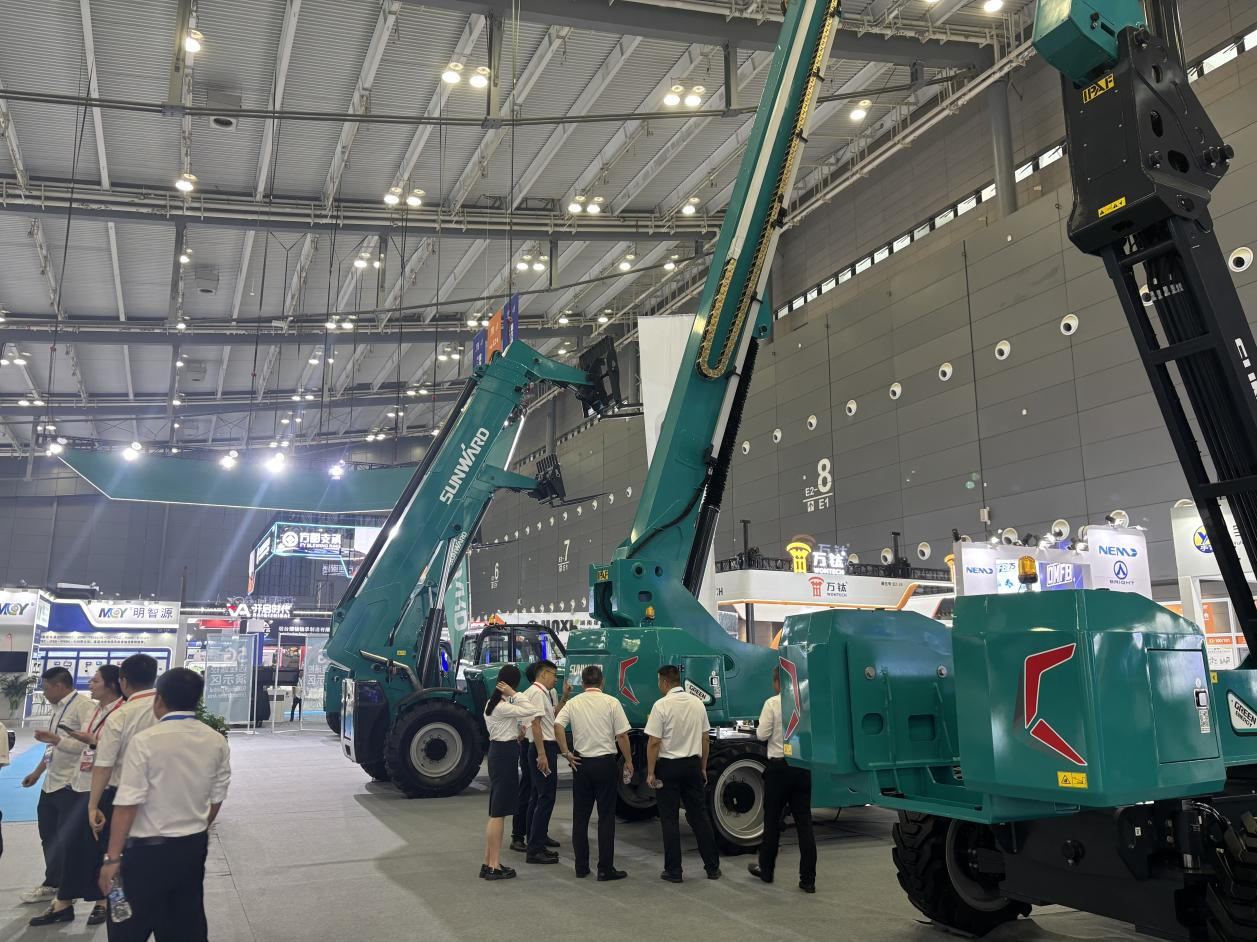 2025 CICEE | 山河智能SWT34JE-P電動(dòng)直臂式高空作業(yè)平臺(tái)重磅發(fā)布！