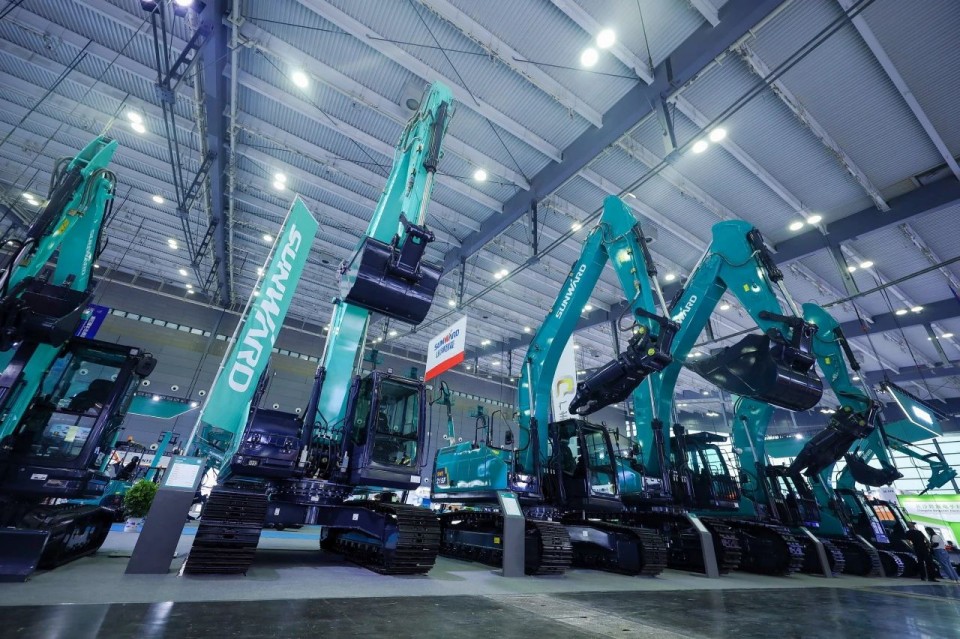 2025 CICEE | 從單一工具邁向多元化解決方案，山河智能呈現(xiàn)非凡挖掘機(jī)風(fēng)采