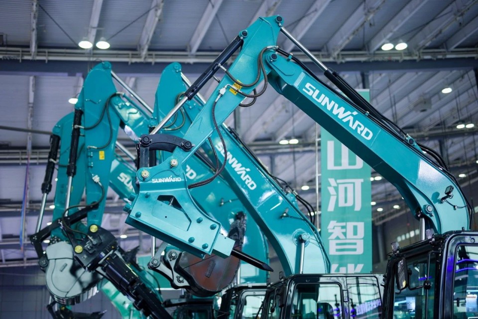 2025 CICEE | 從單一工具邁向多元化解決方案，山河智能呈現(xiàn)非凡挖掘機(jī)風(fēng)采