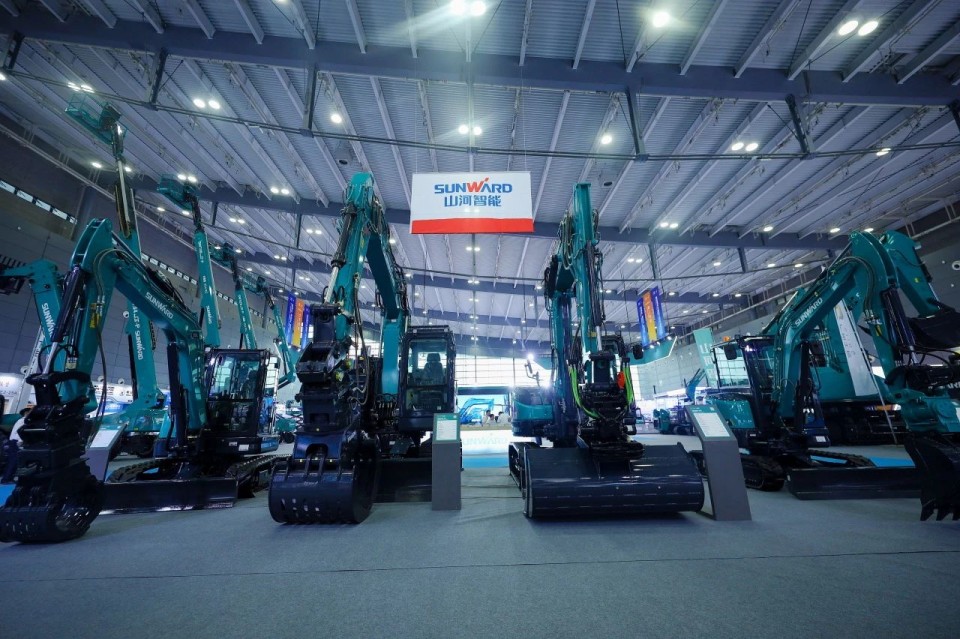2025 CICEE | 從單一工具邁向多元化解決方案，山河智能呈現(xiàn)非凡挖掘機(jī)風(fēng)采