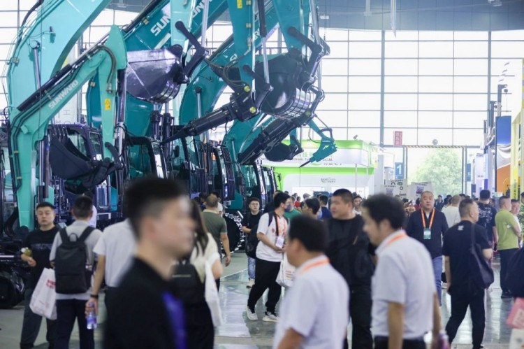 2025 CICEE | 打造極致精品化，山河智能挖掘機“圈粉”長沙展