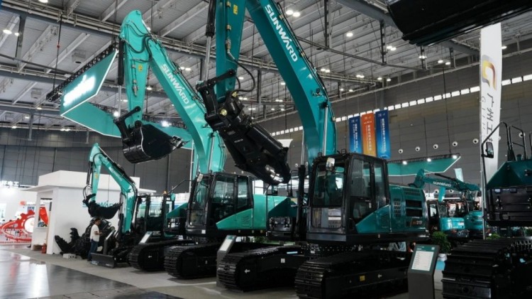 2025 CICEE | 打造極致精品化，山河智能挖掘機“圈粉”長沙展
