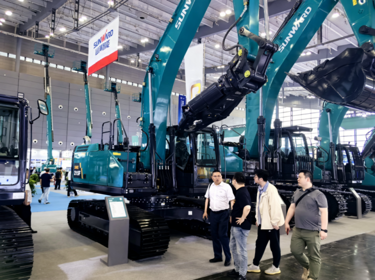 2025 CICEE | 打造極致精品化，山河智能挖掘機“圈粉”長沙展